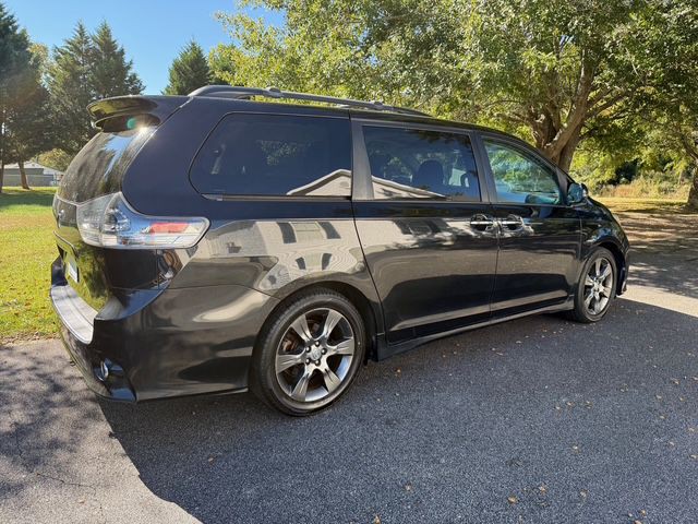 2016 Toyota Sienna Image 5