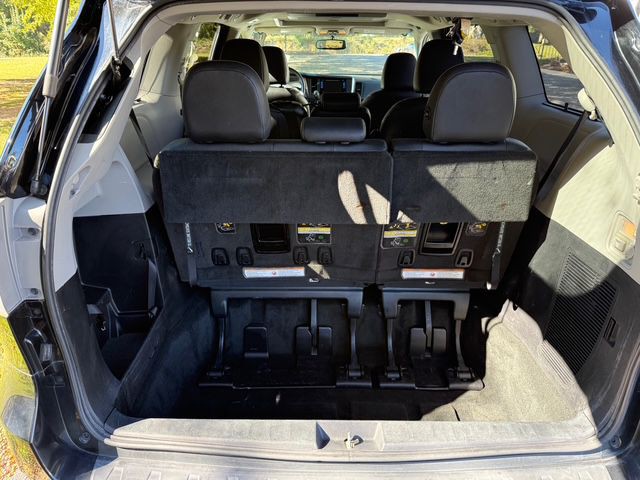 2016 Toyota Sienna Image 8