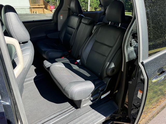 2016 Toyota Sienna Image 9