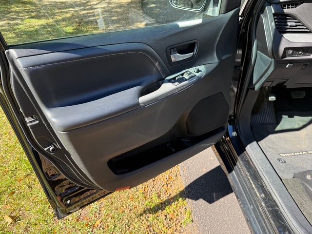 2016 Toyota Sienna Image 11