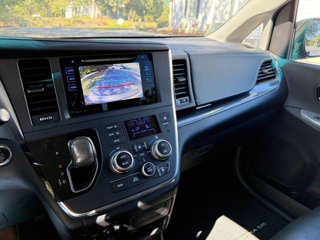 2016 Toyota Sienna Image 12
