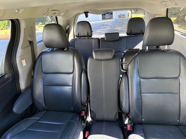 2016 Toyota Sienna Image 15
