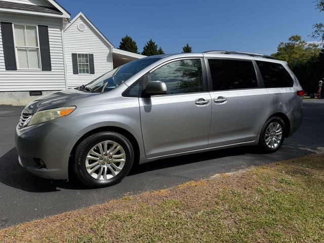2012 Toyota Sienna Image 1
