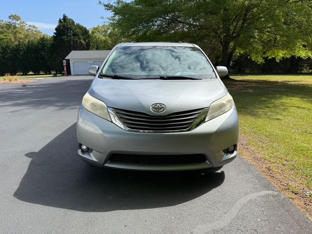 2012 Toyota Sienna Image 2
