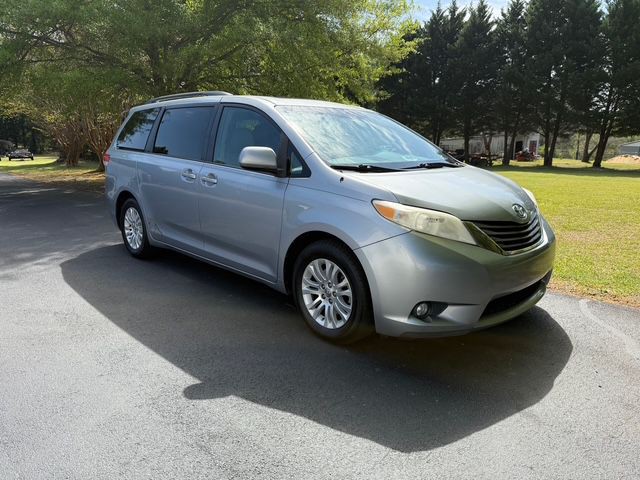 2012 Toyota Sienna Image 3