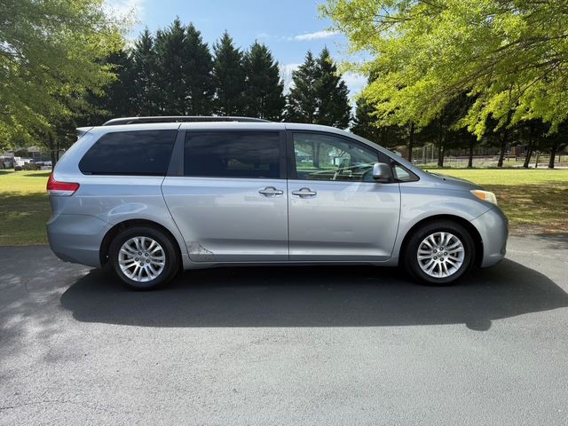 2012 Toyota Sienna Image 4