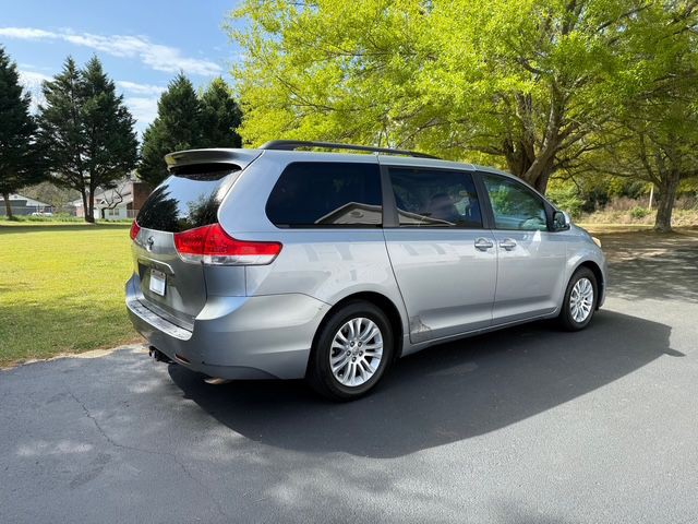 2012 Toyota Sienna Image 5