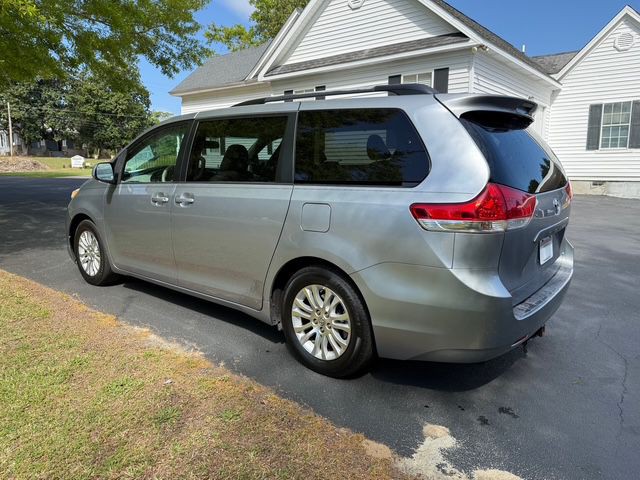 2012 Toyota Sienna Image 7