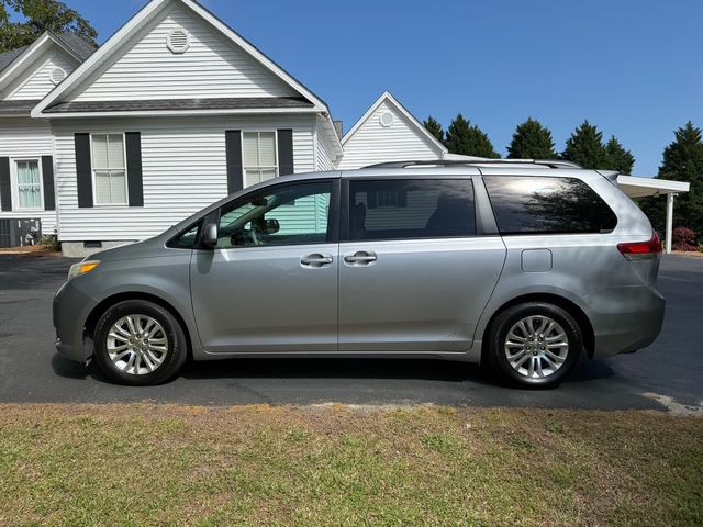 2012 Toyota Sienna Image 8