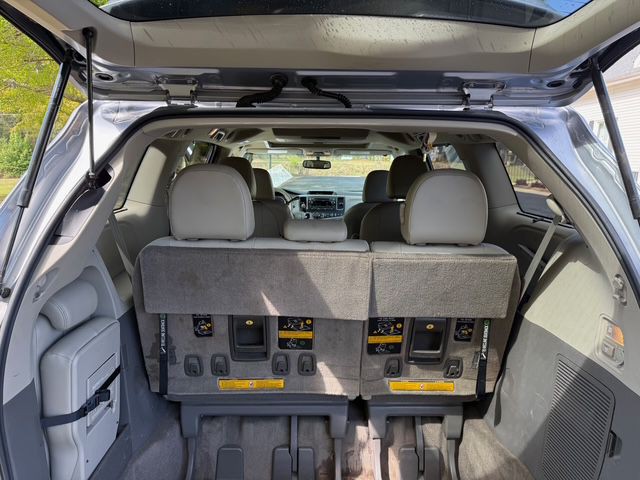 2012 Toyota Sienna Image 9