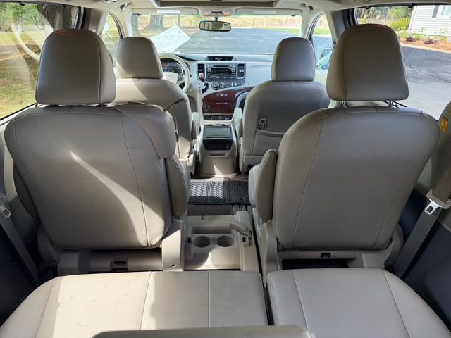 2012 Toyota Sienna Image 10
