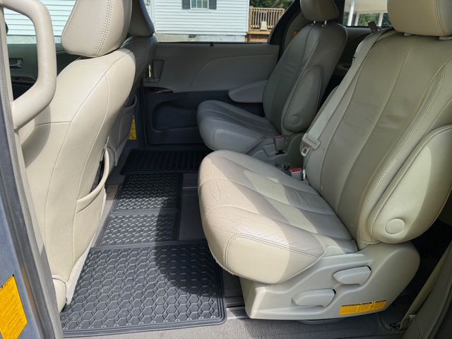 2012 Toyota Sienna Image 11