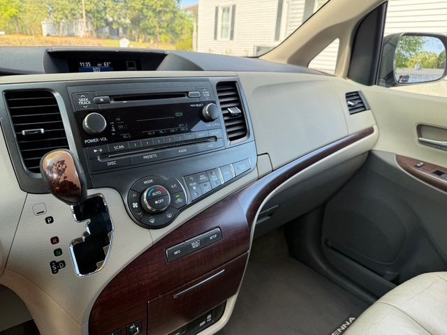 2012 Toyota Sienna Image 12