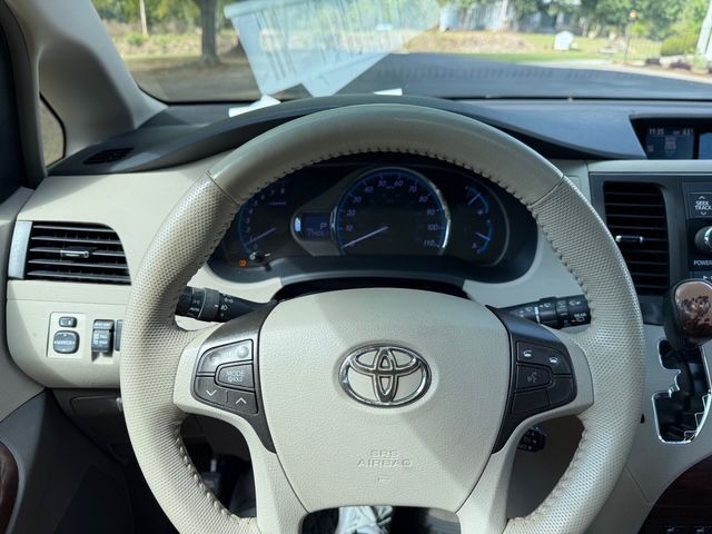 2012 Toyota Sienna Image 14