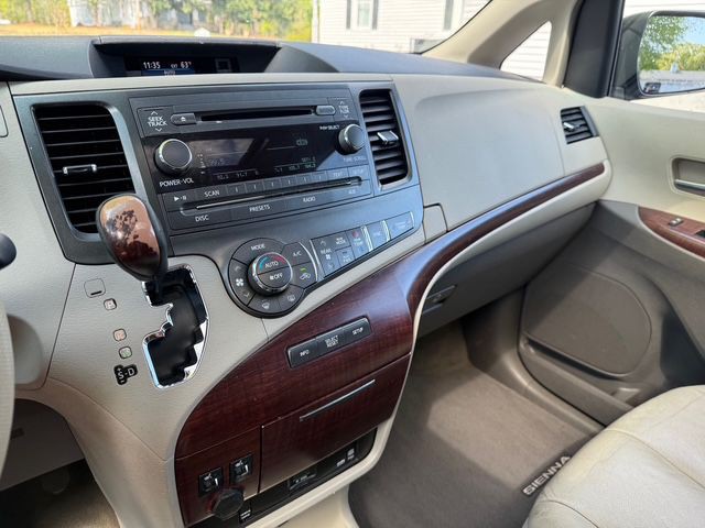 2012 Toyota Sienna Image 15