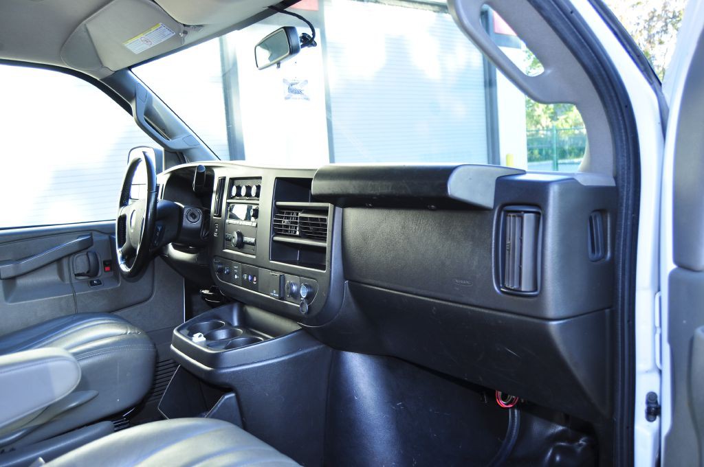 2023 GMC Savana Image 14