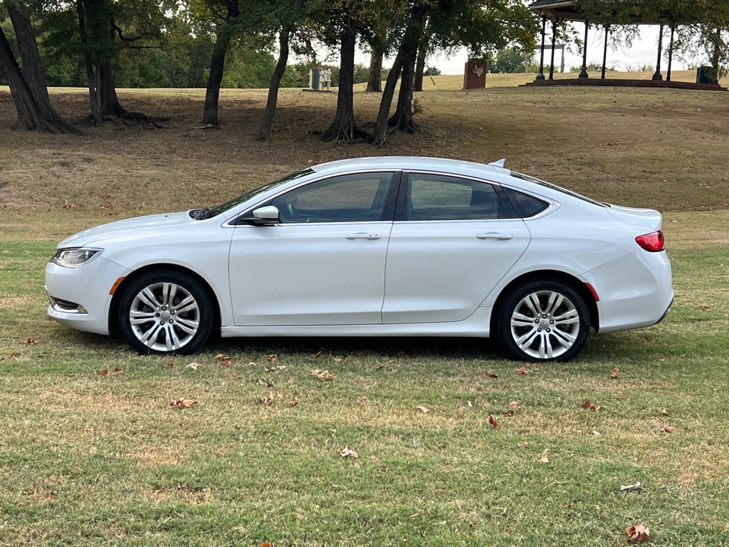 2015 Chrysler 200 Image 2