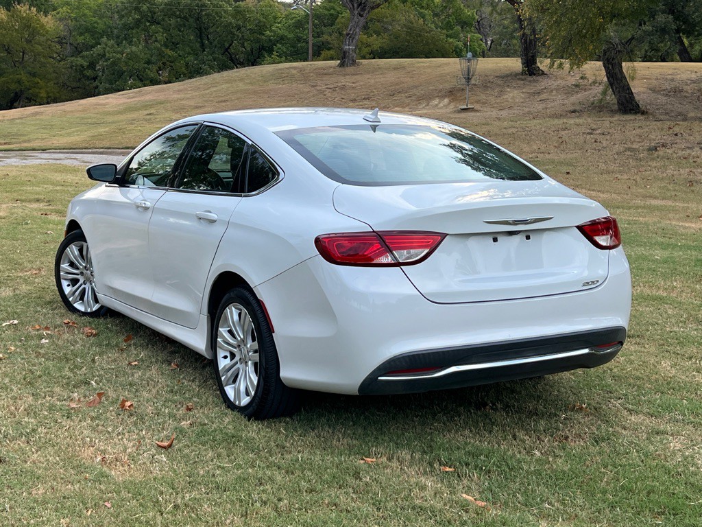 2015 Chrysler 200 Image 3