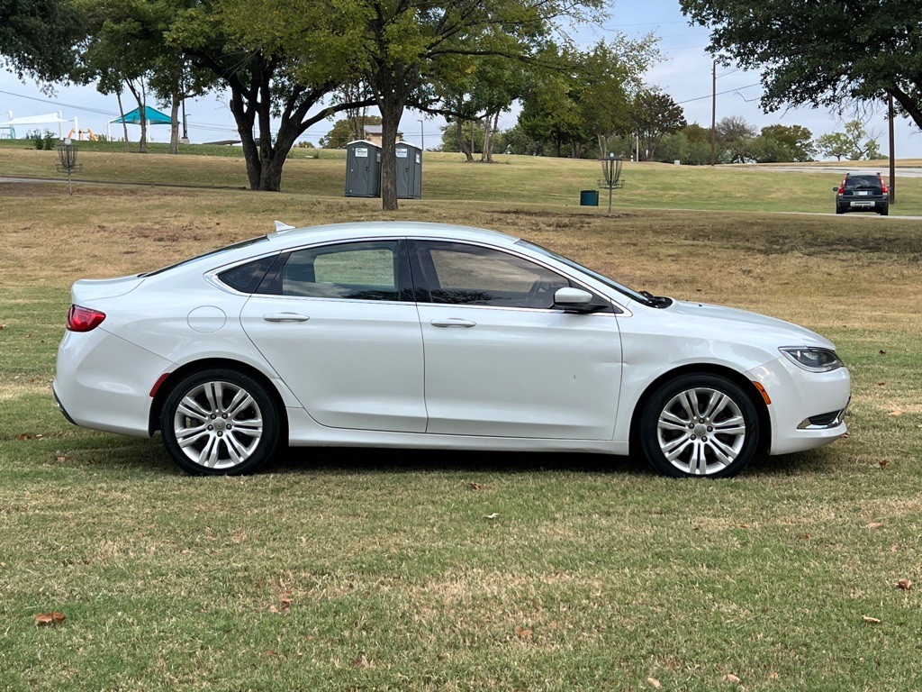 2015 Chrysler 200 Image 6