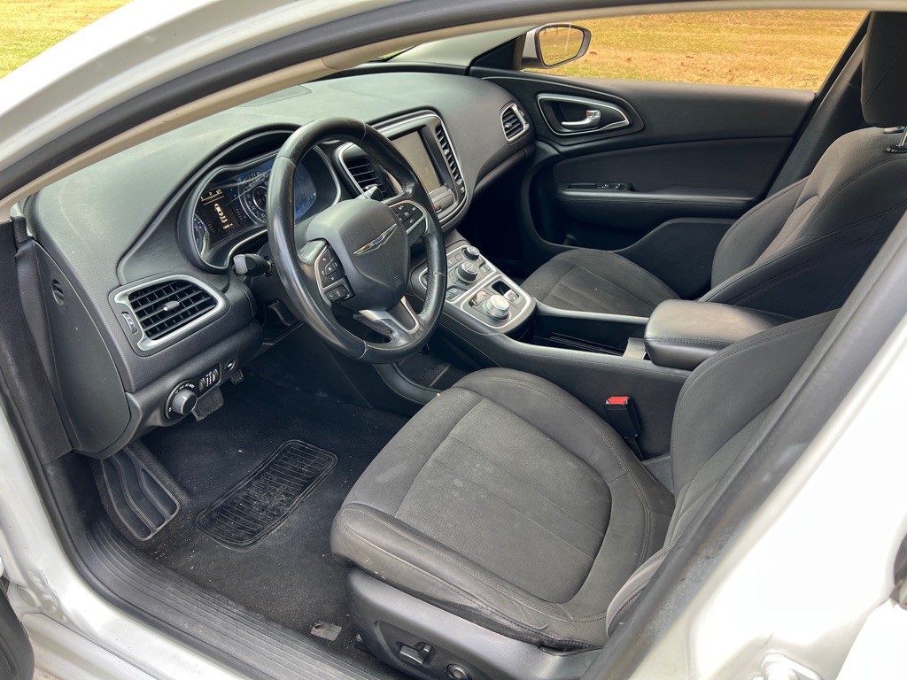 2015 Chrysler 200 Image 9