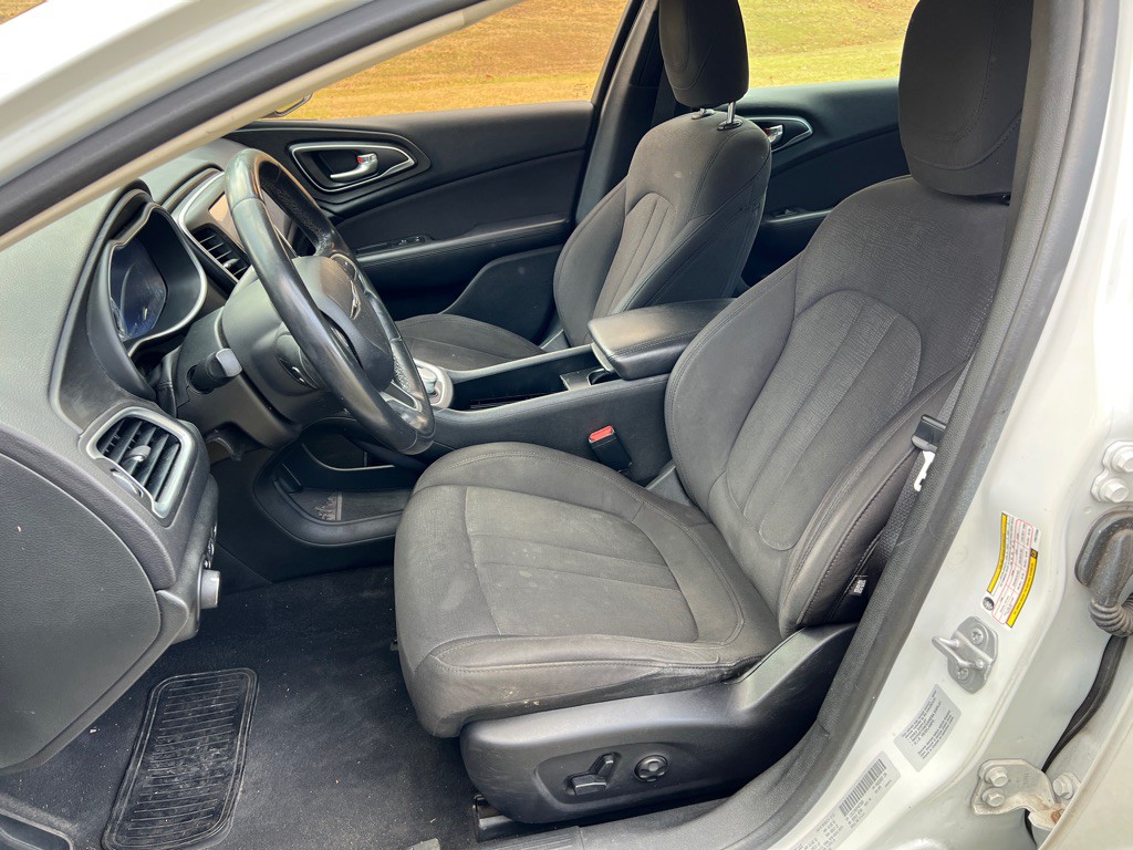 2015 Chrysler 200 Image 10