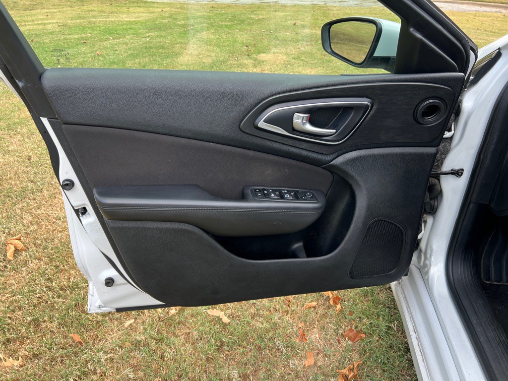 2015 Chrysler 200 Image 11