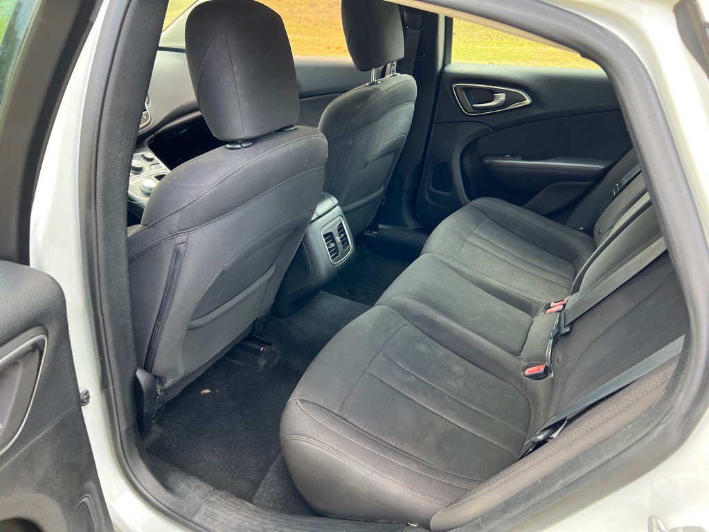2015 Chrysler 200 Image 12