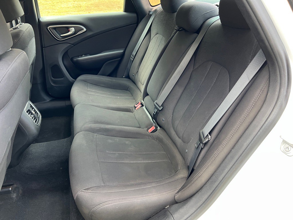 2015 Chrysler 200 Image 13