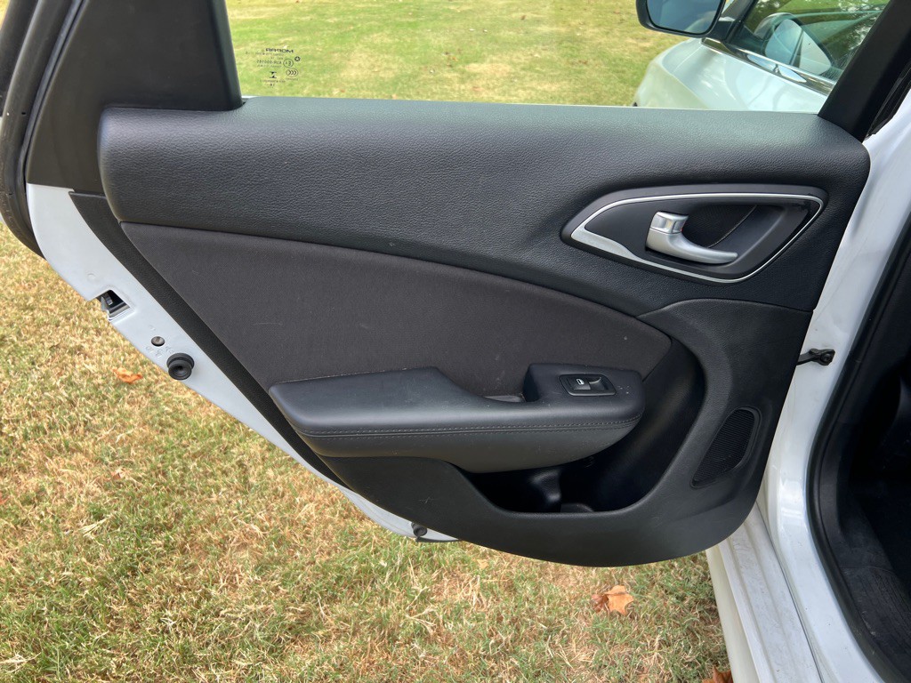 2015 Chrysler 200 Image 14