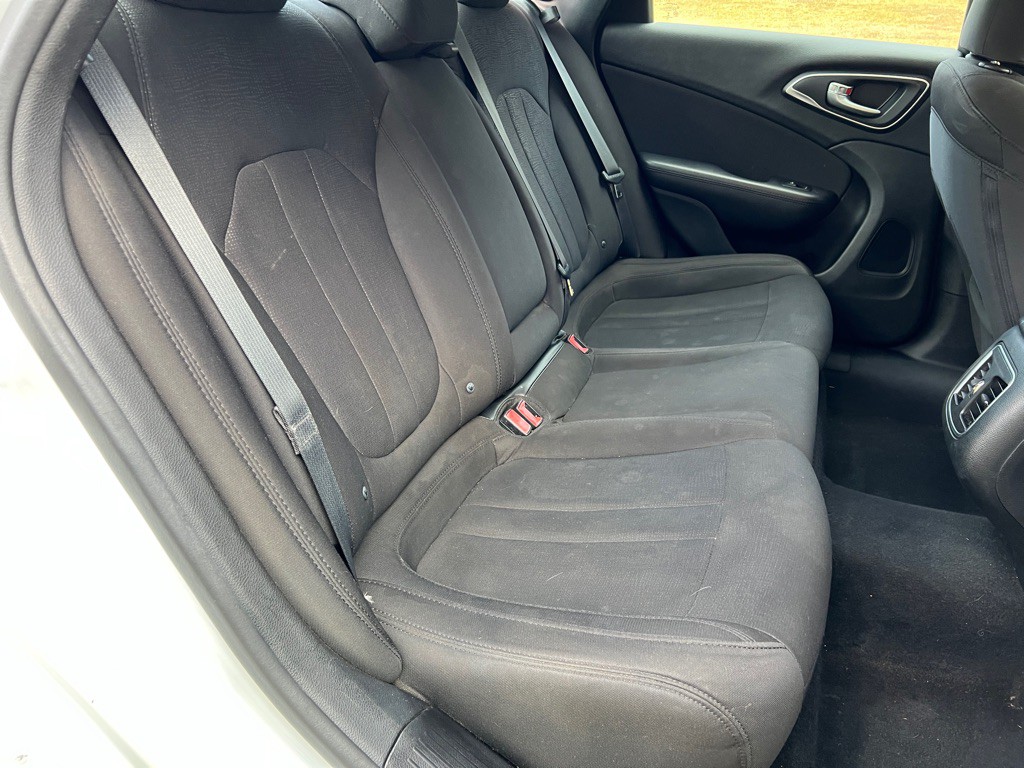 2015 Chrysler 200 Image 16