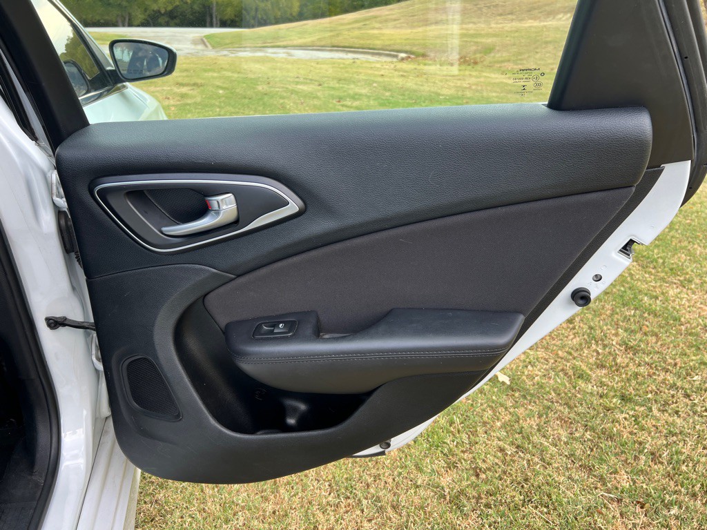 2015 Chrysler 200 Image 17