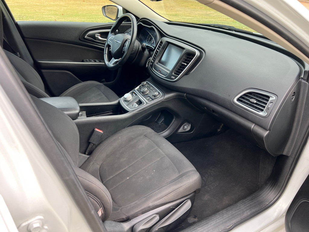 2015 Chrysler 200 Image 18