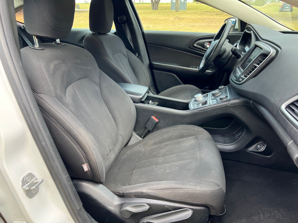 2015 Chrysler 200 Image 19