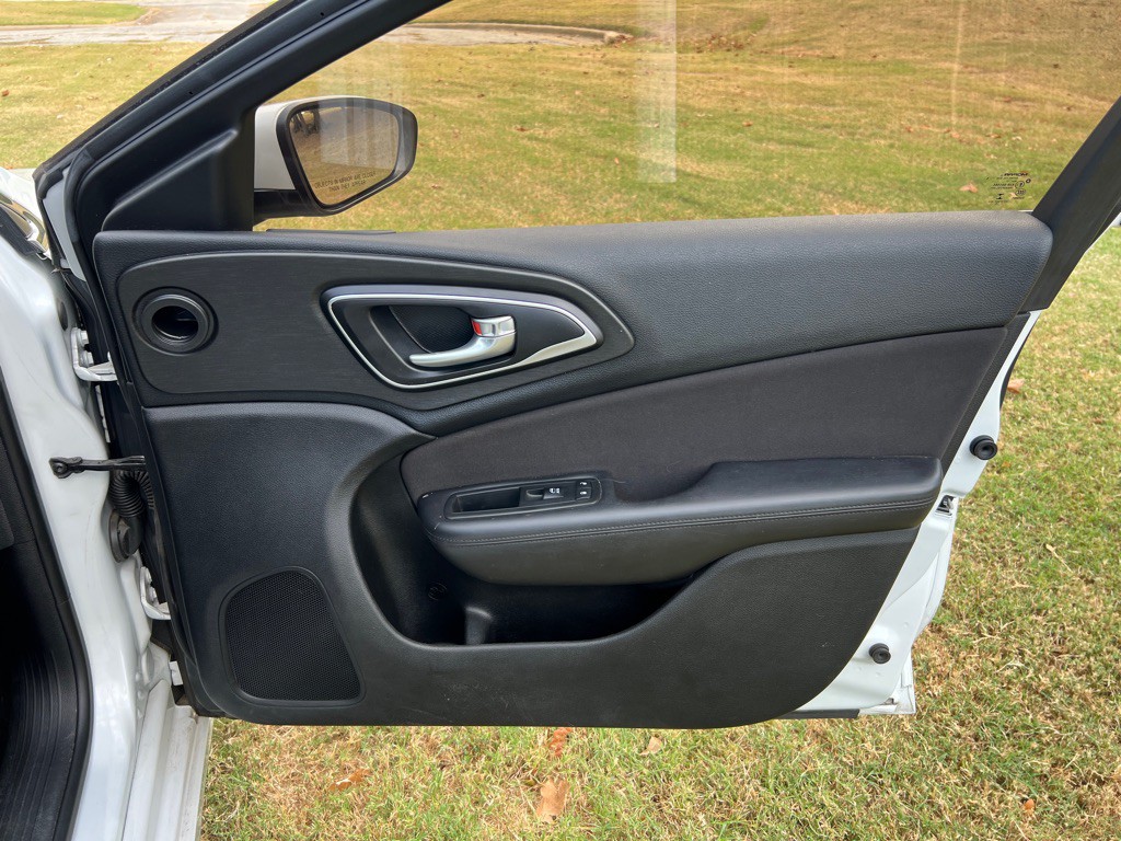 2015 Chrysler 200 Image 20