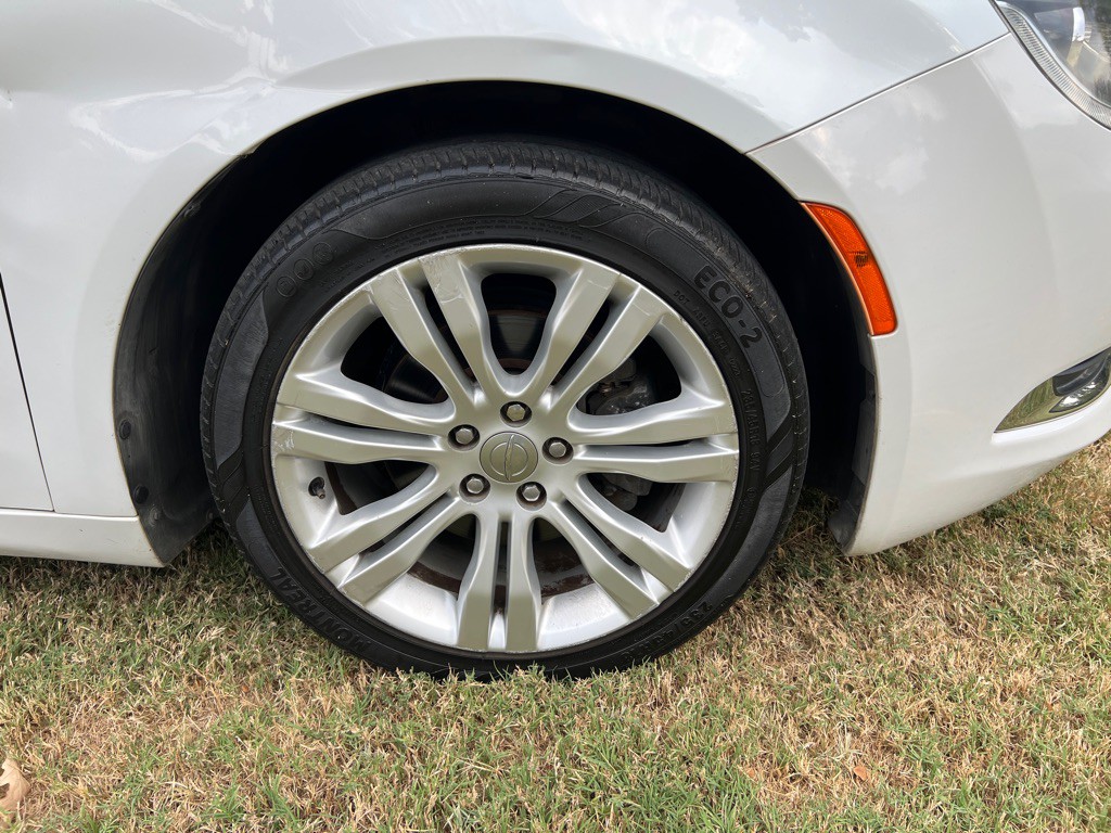 2015 Chrysler 200 Image 21