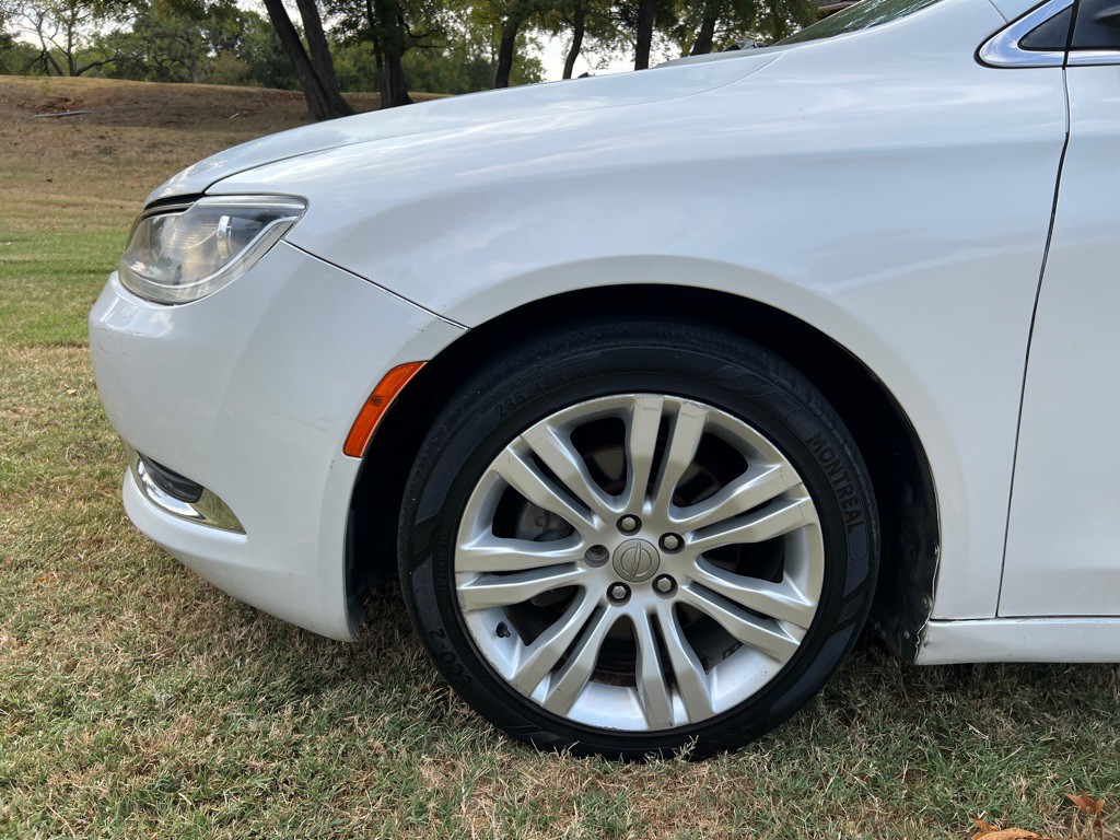 2015 Chrysler 200 Image 24