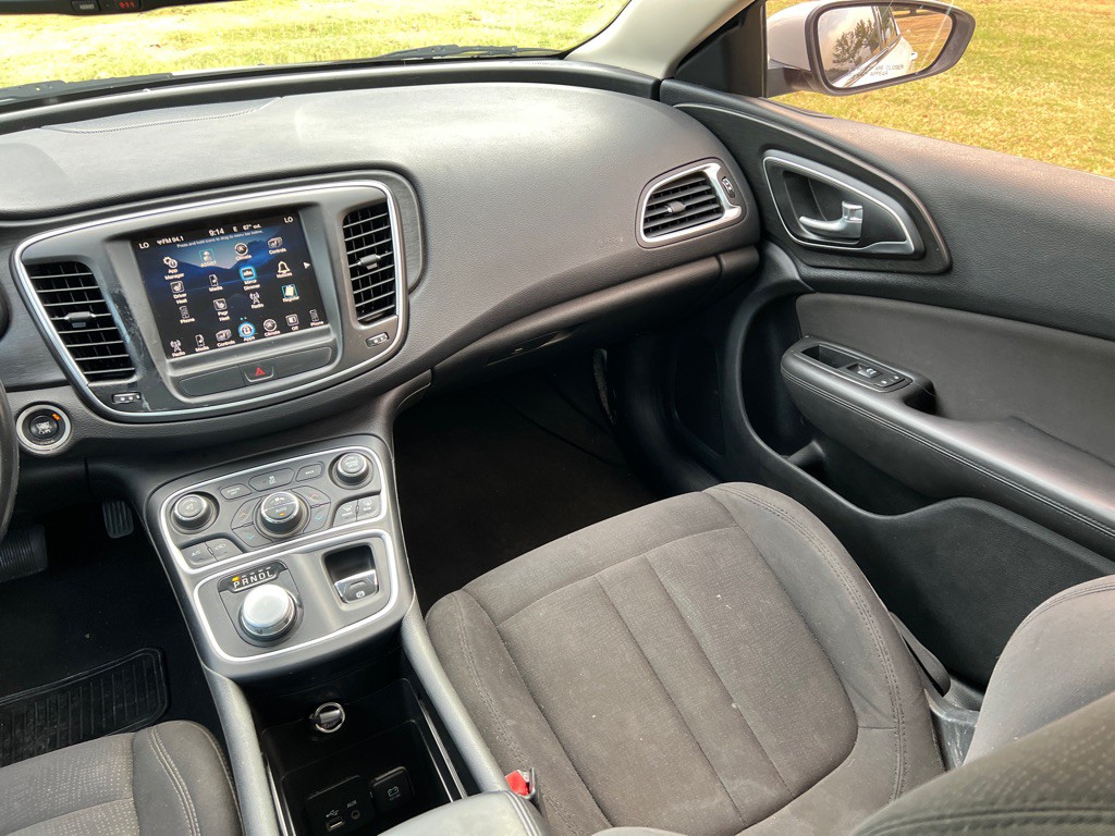 2015 Chrysler 200 Image 27