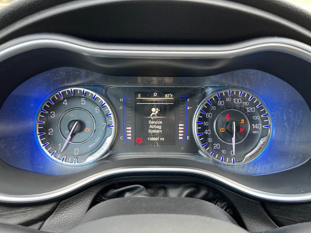 2015 Chrysler 200 Image 28