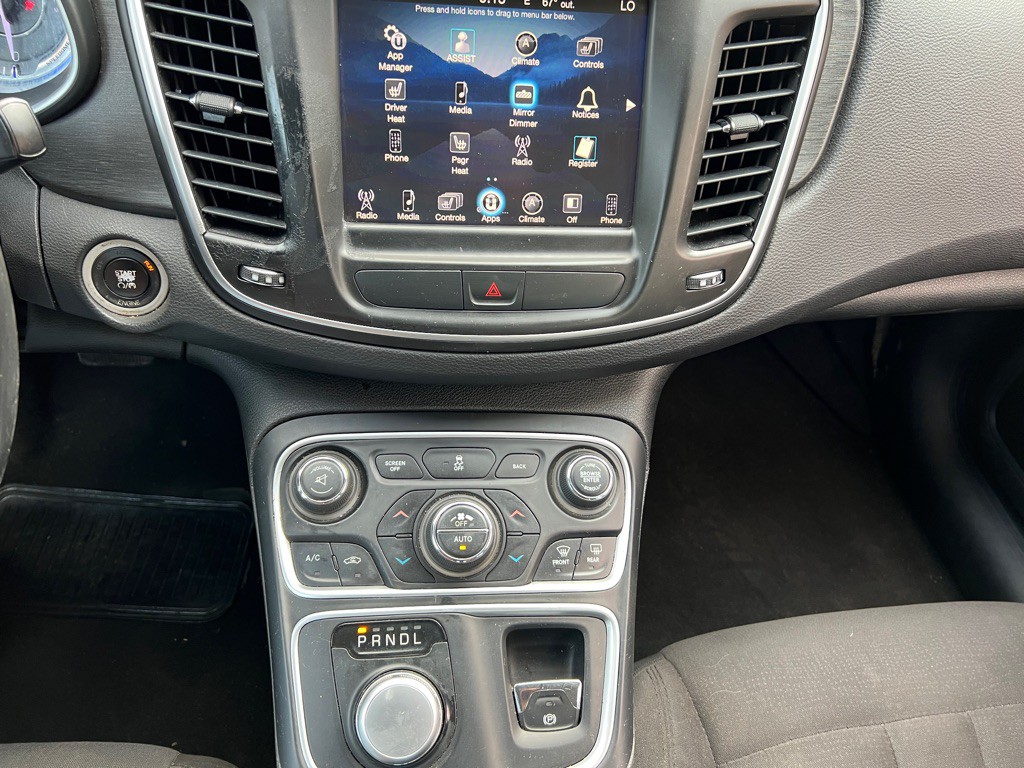 2015 Chrysler 200 Image 30