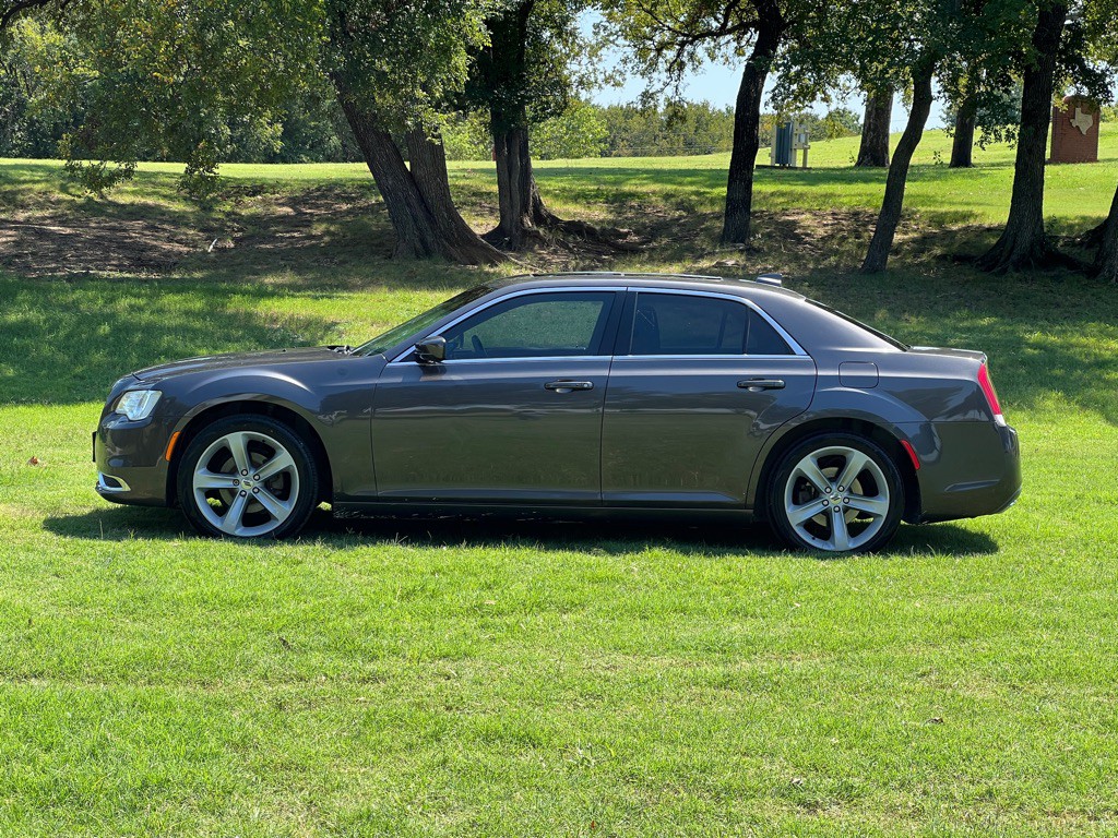 2016 Chrysler 300 Image 2