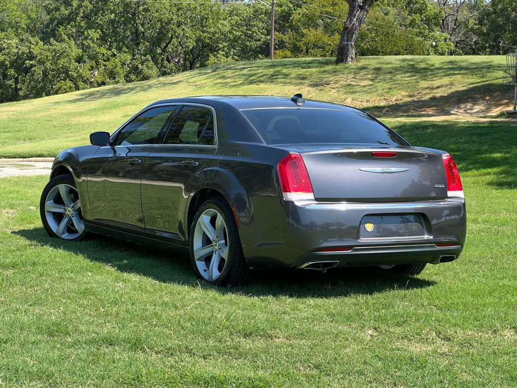 2016 Chrysler 300 Image 3