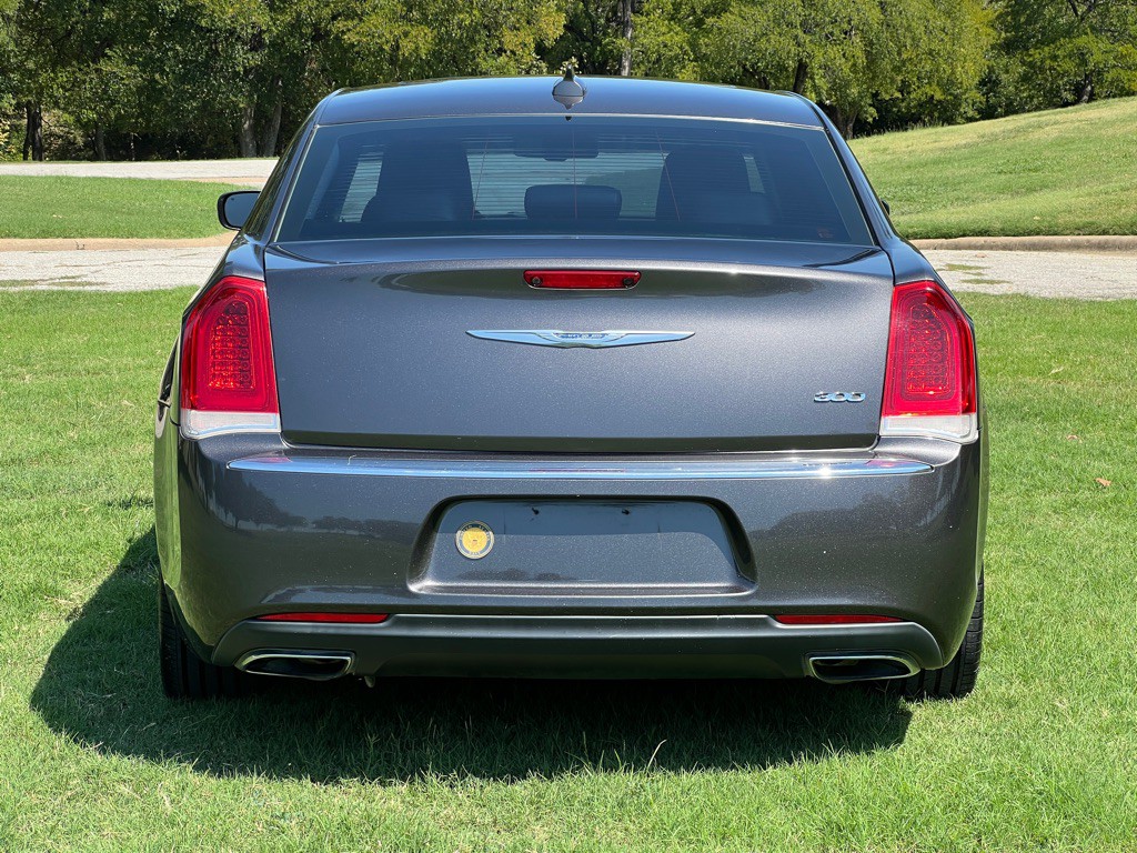 2016 Chrysler 300 Image 4