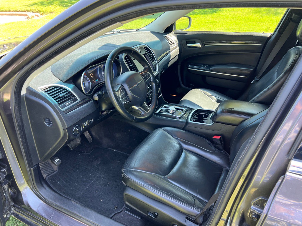 2016 Chrysler 300 Image 9