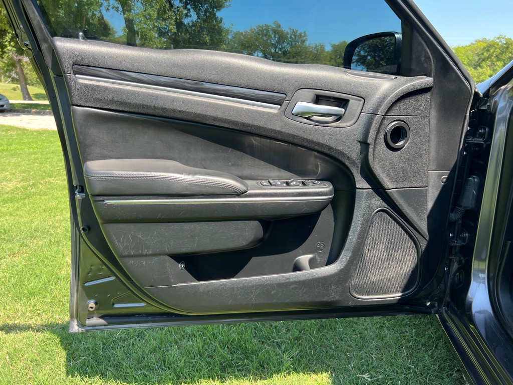 2016 Chrysler 300 Image 11