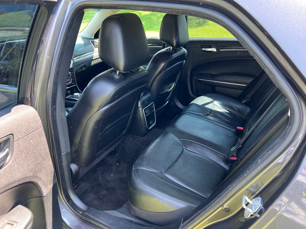 2016 Chrysler 300 Image 12