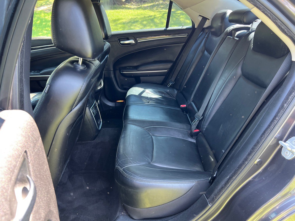 2016 Chrysler 300 Image 13