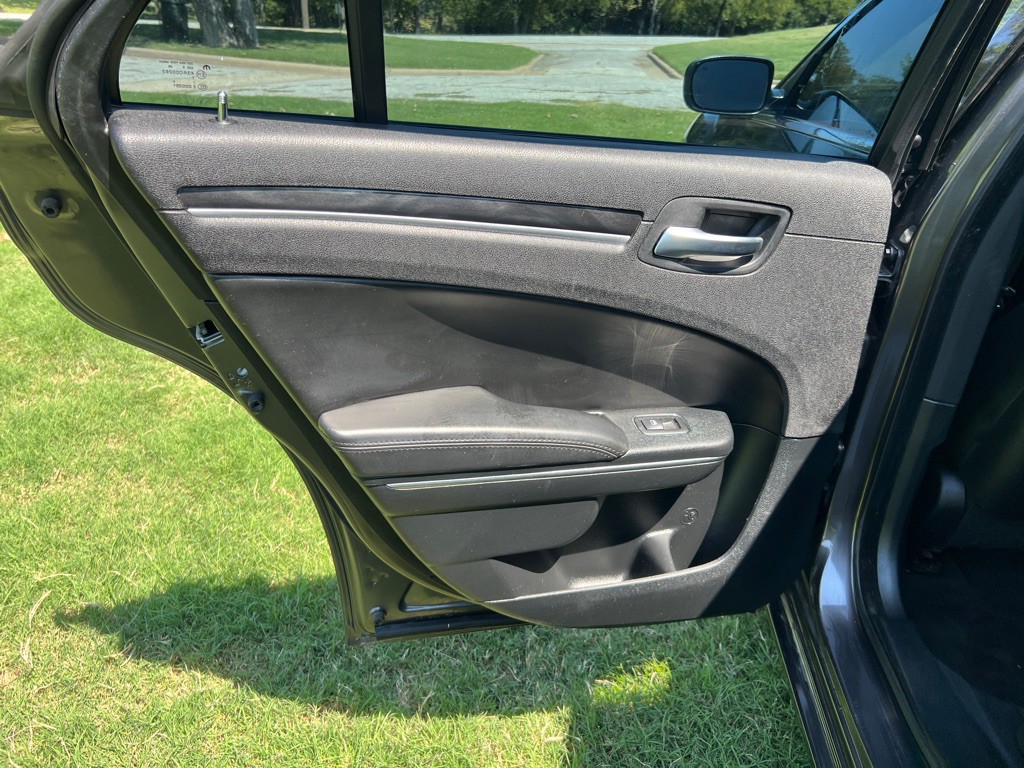 2016 Chrysler 300 Image 14