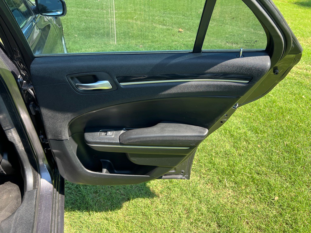 2016 Chrysler 300 Image 17