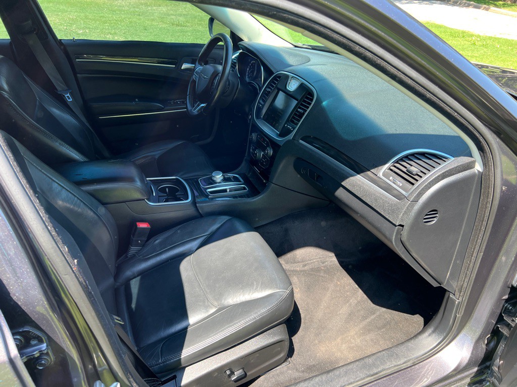 2016 Chrysler 300 Image 18