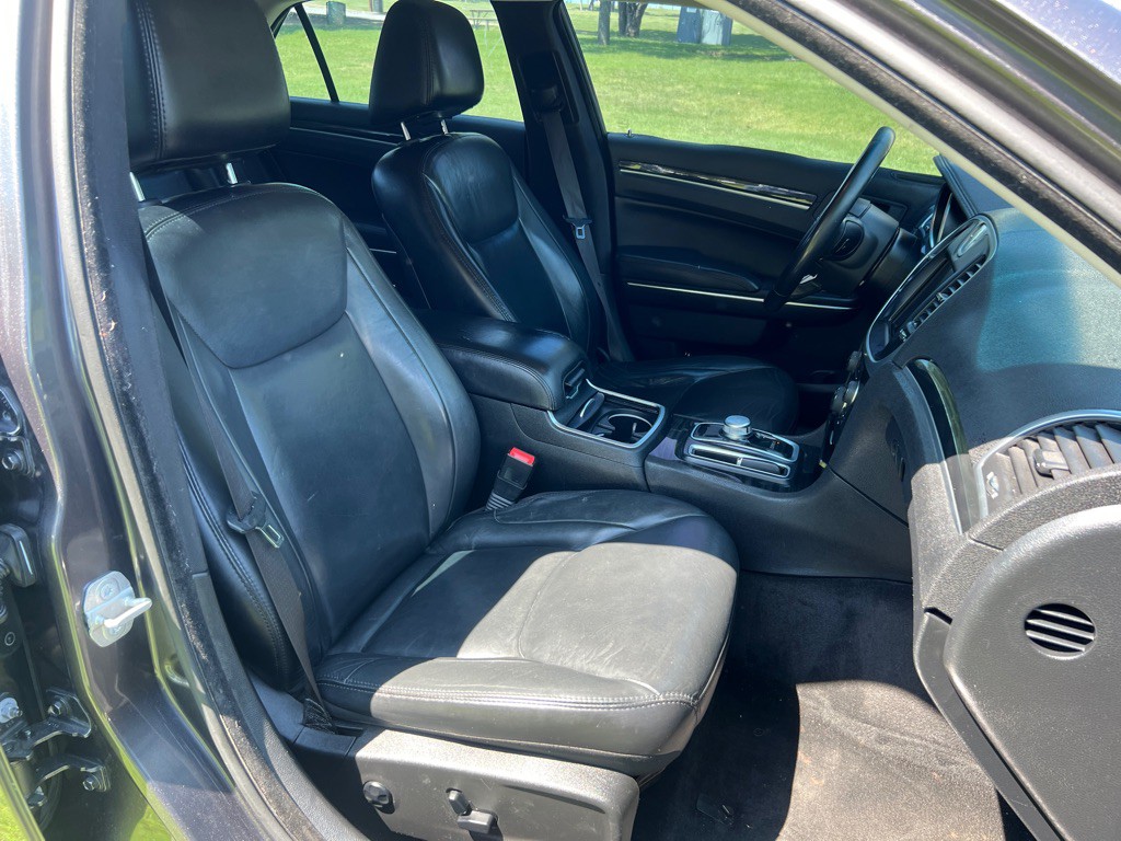 2016 Chrysler 300 Image 19